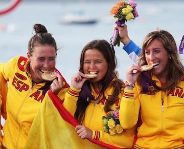 La tripulación española femenina formada por Tamara Echegoyen, Ángela Pumariega y Sofía Toro consiguió el oro en Vela-Elliott 6m. En imagen, la tripulación femenina con su medalla de oro.