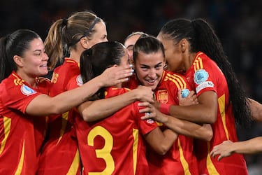 La mediocentro aprovechó un rebote tras una buena jugada de Athenea para adelantar a España. Hasta ella se sorprendió porque el remate no fue el más ortodoxo, pero acabó pegando en el palo y entrando.