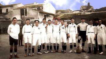 Equipo de Velez. Nita Carmona, Veleta dentro de los campos de juego, es la que aparece con un círculo rojo.