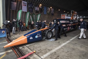 El Bloodhound SSC Supersonic diseñado por el aerodinamista de 87 años Ron Ayers en colaboración con Richard Noble, tiene previsto alcanzar el récord de los 1.609 kilómetros por hora en el desierto Hanskeen Pan de Sudáfrica.