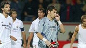 <b>DERROTA</b>. Los jugadores del Real Madrid se marchan cabizbajos al vestuario tras la derrota por 3-0 ante el Bayer.