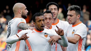 Orellana guía al Valencia, que amarga el récord de Valverde