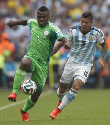 El delantero nigeriano Emmanuel Emenike y el defensa argentino Marcos Rojo.