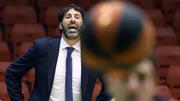 SEVILLA. 22/11/2020. - El entrenador del Bilbao Basket, Álex Mumbrú durante el partido de la Liga Endesa disputado este domingo entre Coosur Real Betis y Bilbao Basket en el pabellón de San Pablo de Sevilla. EFE/Raúl Caro Cadenas