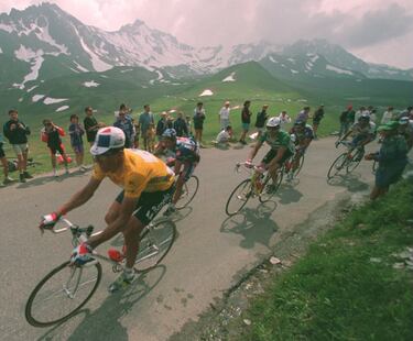 La mejor definición de Indurain en la montaña, ese ciclista que imprimía tal ritmo sin levantarse sobre la bici que los especialistas iban cayendo, uno a uno, hasta que se quedaba solo en cabeza. Aquel día, en la ascensión a La Plagne, Alex Zulle marchaba escapado y el navarro se lanzó a por él. Los mejores escaladores se quedaban sin capacidad de seguir su rueda: Pantani, Chiapucci, Rominger, Gotti, Virenque, Cubino… Para muchos, una de las mayores exhibiciones de Indurain en sus cinco Tour, a pesar de que no alcanzó a Zulle, dos minutos por delante de él en meta. Sí sacó otros dos al rival que mejor se defendió ante el poderío del maillot amarillo, Tonkov.