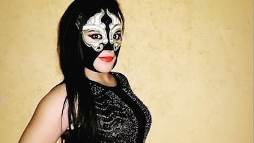 Reina Dorada posa con el campeonato de FULL lucha libre.