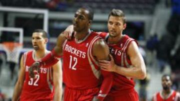 Dwight Howard (12) y Chandler Parsons (25) celebran el triunfo conseguido ante los Pistons la pasada madrugada.