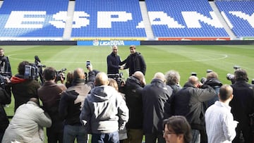 Guardiola y Pochettino, en el encuentro de entrenadores de Espanyol y Barcelona, en 2010.