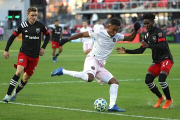 Es un delantero colombiano, nacionalizado estadounidense, de 27 años. El Miami es su quinto equipo en la MLS, fuera de EE.UU jugó en Stoke City de Inglaterra y Utrecht de Holanda. Ha sido convocado algunas veces a la selección de Estados Unidos.