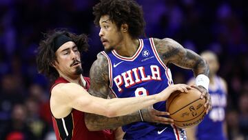 Jaime Jáquez Jr. y Kelly Oubre disputan el balón durante el Miami Heat vs. Philadelphia 79ers en la NBA.