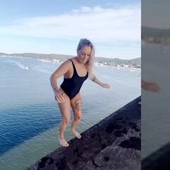 Duele sólo de verlo: mal salto desde un puente de 15 metros