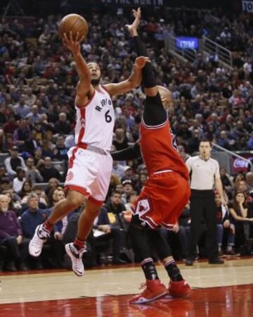 Cory Joseph lanza ante Taj Gibson.