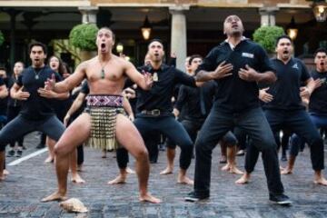 Haka de los jugadores de Nueva Zelanda (Jonah Lomu al frente) con los miembro del Ngati Ranana London Maori Club.