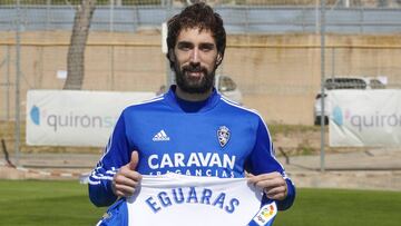 Eguaras posa con una camiseta del Real Zaragoza con el 2024 a la espalda, a&ntilde;o hasta el que ha renovado.