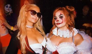 Paris Hilton aprovechó Halloween para subir una fotografía con su amiga, Demi Lovato, donde ambas lucen increíbles disfraces.