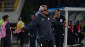 El técnico uruguayo Gregorio Pérez de Santa Fe en el juego ante Táchira