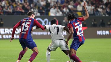 Vinicius, frente a Koundé y Christensen.