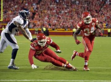 As¨ª llegamos al ¨²ltimo cuarto, en el que una carrera de 8 yardas de Knile Davis a falta de 2:32 volv¨ªa a poner por delante al equipo local, 24 a 17 despu¨¦s de que Cairo Santos convirtiera el extra point.