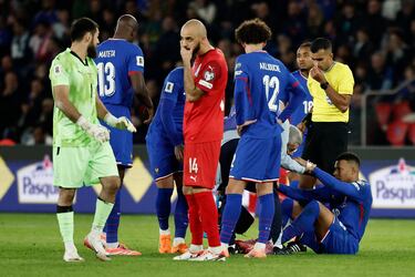 Mbappé comunica su situación y pide el cambio en el minuto 82.