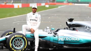 Hamilton feliz con su nuevo Mercedes