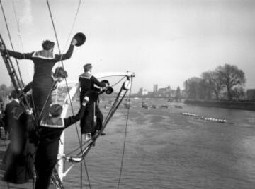 27 de Marzo de 1948, los cadetes del buque 'Stork' animan a ambas embarcaciones.