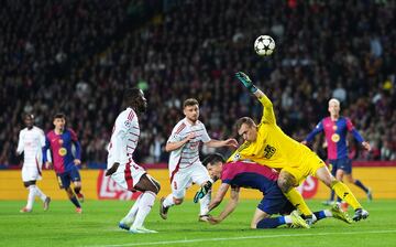 El portero del Brest, Marco Bizot, derriba a Robert Lewandowski tras una mala salida.