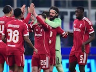 Liverpool players celebrate after winning the UEFA Champions League phase day 6 football match between Inter Milan and Liverpool at San Siro stadium in Milan, on December 9, 2025. (Photo by Stefano RELLANDINI / AFP)