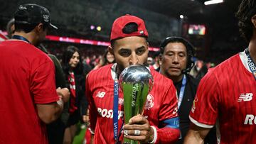 Toluca's forward #09 Alexis Vega kisses the trophy as he celebrates after winning the Liga MX Clausura football tournament second leg final between Toluca and America at the Nemesio Diez stadium in Toluca de Lerdo, state of Mexico, Mexico on May 25, 2025. (Photo by CARL DE SOUZA / AFP)