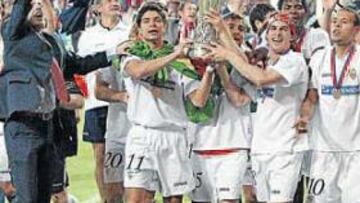 <b>A POR ELLA. </b>El Sevilla ganó la última edición de la Copa de la UEFA. El ganador de este año tendrá mayor premio.