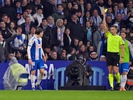 Espanyol's Spanish midfielder #10 Pol Lozano is presented a yellow card during the Spanish League football match between RCD Espanyol and FC Barcelona at�RCDE Stadium in Cornella de Llobregat on January 3, 2026. (Photo by MANAURE QUINTERO / AFP)