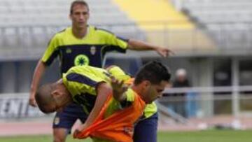<b>GARRA Y PELEA. </b>Pollo, que espera conservar su puesto en el once, pelea a tope por un balón.