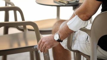 Sigue el lío: la orden que prohíbe fumar en la calle en Madrid no fue anulada y sigue vigente