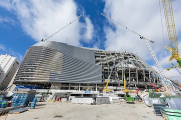 Las obras de remodelación del estadio del Real Madrid siguen su curso sin descanso a pocos meses de su inauguración. El club blanco presentado nuevas instantáneas del interior y de la fachada del estadio.