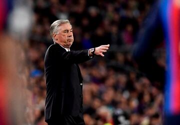 Carlo Ancelotti, entrenador del Real Madrid, da instrucciones a sus jugadores.