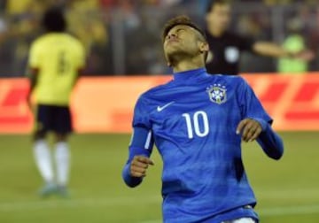El brasileño Neymar recibió su primera expulsión jugando por Brasil en 65 partidos.