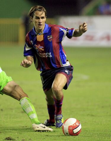 En su última etapa como profesional, Savio aportó su experiencia internacional al Levante en la temporada 2007/08. Aunque su rendimiento fue irregular, dejó destellos de su talento y ayudó a formar a los jóvenes del equipo. Su presencia fue más simbólica que decisiva, pero contribuyó al crecimiento del club.