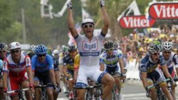 Marcel Kittel celebra su victoria en Bastia ante Kristoff y Danny Van Poppel.