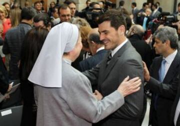 Iker Casillas recibe muestras de cari?o de todo el mundo.