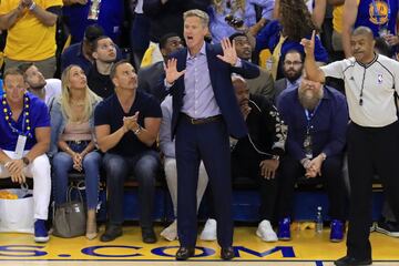 El entrenador de los Warriors volvió al banquillo tras estar de baja por una lesión de espalda que le impedía estar con el equipo.