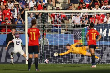 Un penalti muy dudoso señalado por la colegiada húngara, Katalin Kulcsar, que tuvo que revisar en el monitor del VAR para ratificar su decisión y que Megan Rapinoe no desaprovechó.