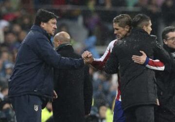 Fernando Torres saluda a su entrenador, el argentino Diego Simeone  y el segundo entrenador, el argentino Germán Burgos.