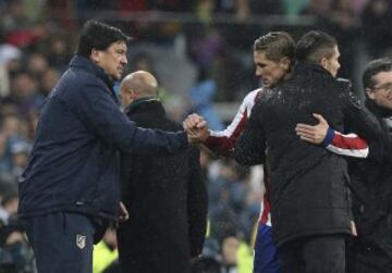Fernando Torres saluda a su entrenador, el argentino Diego Simeone y el segundo entrenador, el argentino Germán Burgos.