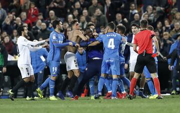 Los jugadores del Valencia y Getafe acabaron enzardados al final del encuentro.