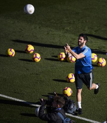 Al acabar el entrenamiento se dirigió a la grada a lanzar balones