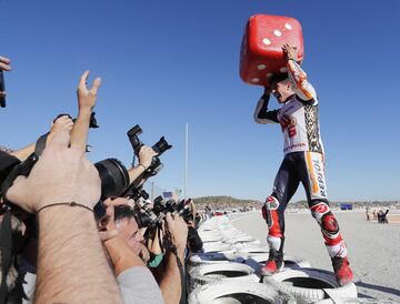 El piloto español Marc Marquez (Repsol Honda) celebra el campeonato del mundo por cuarta vez en la categoría MotoGP tras entrar tercero en el circuito Ricardo Tormo de Cheste