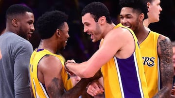 Larry Nance y Brandon Ingram felicitan a Nick Young tras su triple decisivo ante los Thunder.