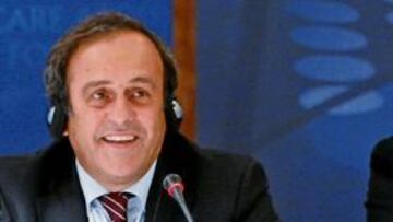 <b>EXULTANTE. </b> Platini presenta el logotipo de la Liga Europea.