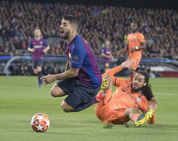 Con empate a cero, el jugador uruguayo cayó dentro del área tras una entrada del belga Denayer. El árbitro pitó penalti y el Barcelona se adelantó en el marcador.