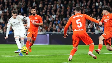 3-1. Federico Valverde controla en la frontal del área y saca un derechazo a la escuadra de la portería y superar a Alejandro Remiro.