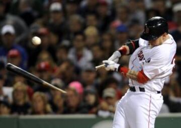 Mike Carp de los Boston Red Sox rompe el bate durante el partido contra los Yankees (15/09/2013)